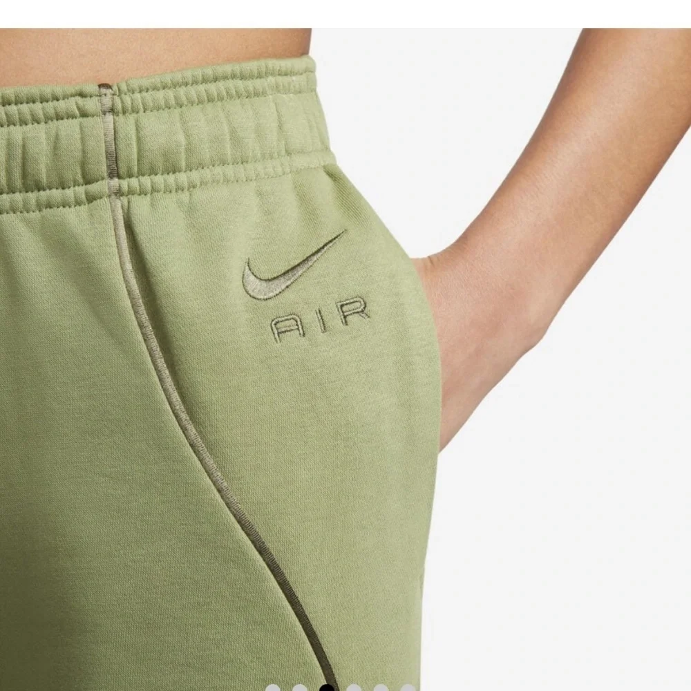 Nike Air Women's Mid-Rise Fleece Joggers size M green preloved no flaws.